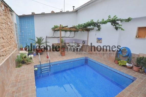Quirky 3 bed Tardis house with pool, Yecla