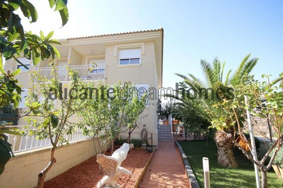 Lovely End of Terrace House in Loma Bada with great views and privacy