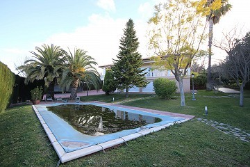 Large Detached Villa with a pool in Loma Bada, Alicante