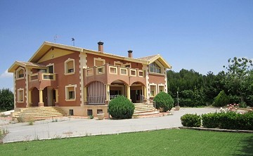 6 Bed Mansion 3km from Yecla