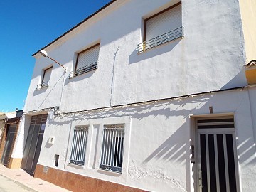 Large Townhouse with garage in Caudete
