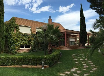 Huge Villa in Petrer with Pool