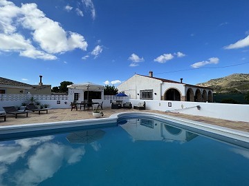  Stunning Villa with pool and guest annexe